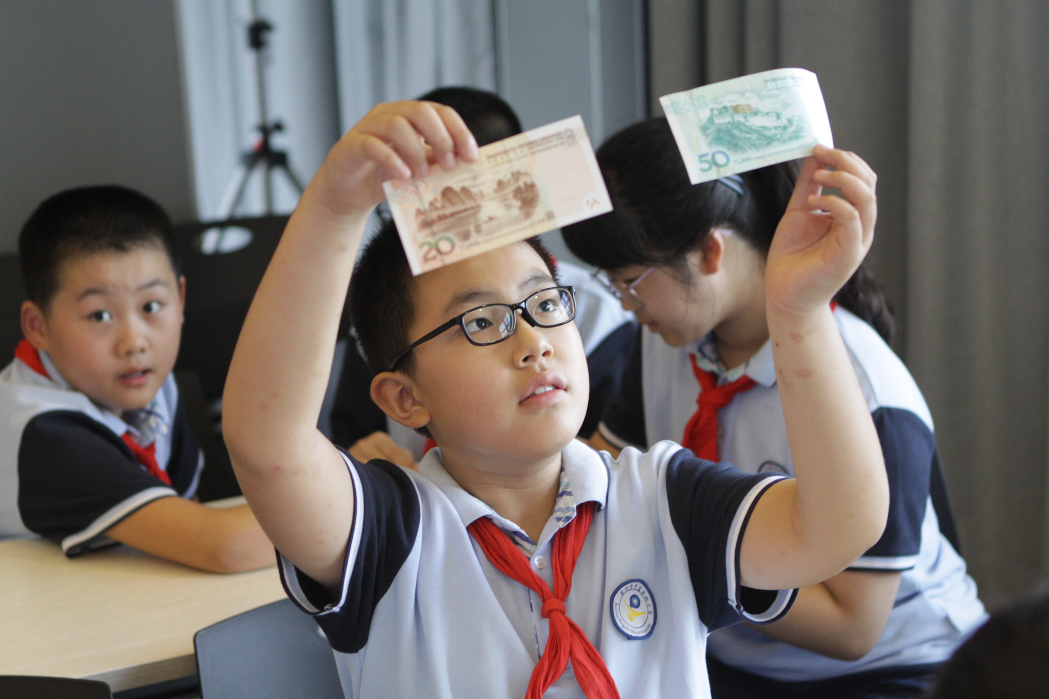 中国农业银行姑苏支行走进校园宣传新版人民币